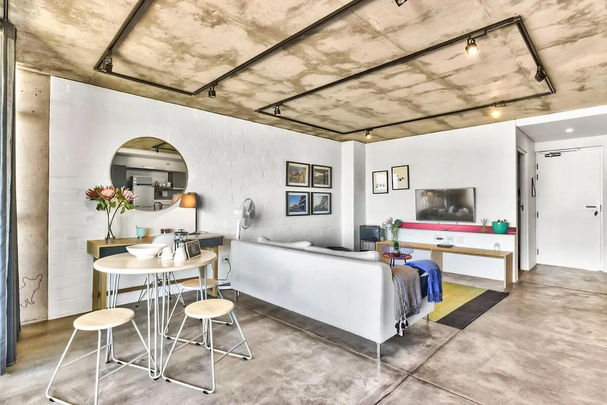 Unique Apartment With Work From Home Space! ケープタウン